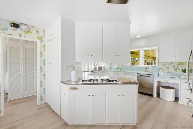 7865 Roseland Drive, La Jolla, CA 92037
