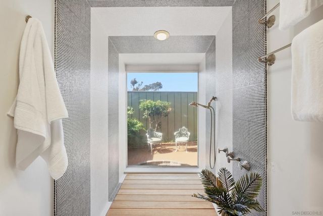 7865 Roseland Drive, La Jolla, CA 92037