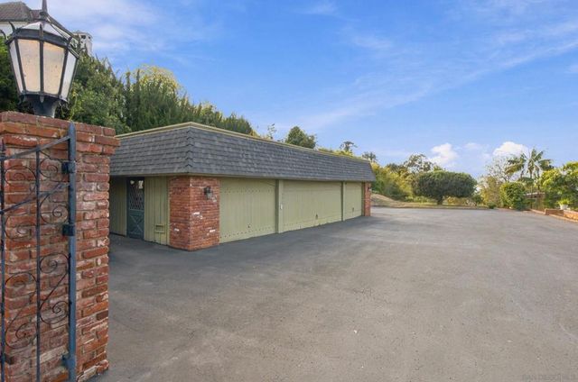 7865 Roseland Drive, La Jolla, CA 92037