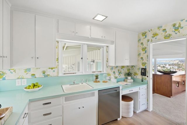 7865 Roseland Drive, La Jolla, CA 92037