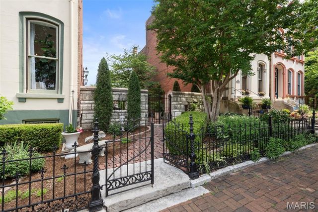 1911 Hickory Street, St Louis, MO 63104