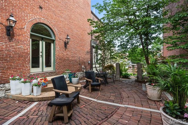 1911 Hickory Street, St Louis, MO 63104