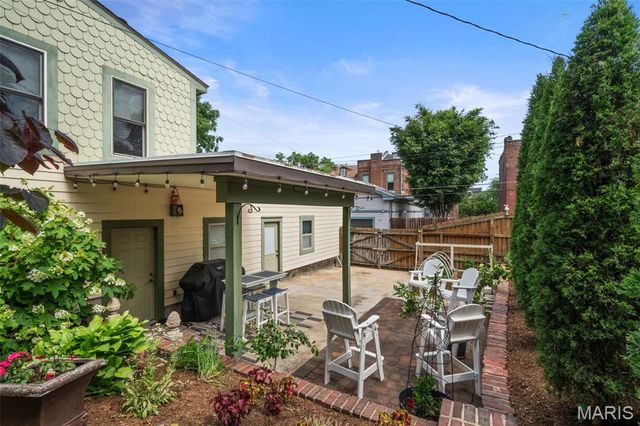 1911 Hickory Street, St Louis, MO 63104