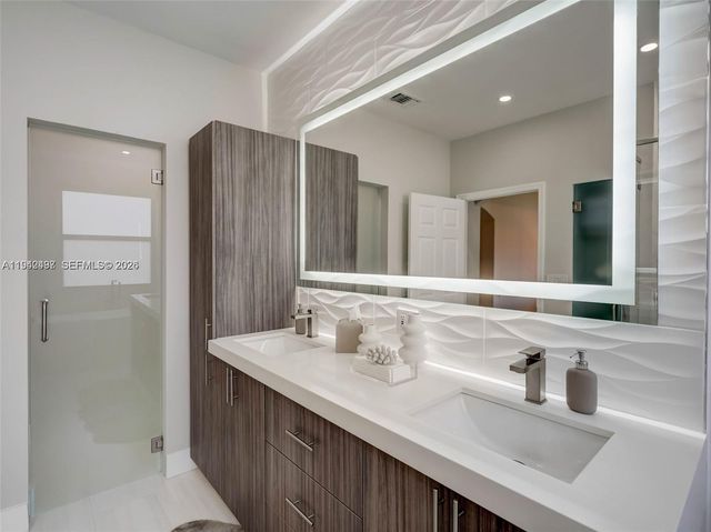 963 S Harbor View S, Hollywood, FL 33019