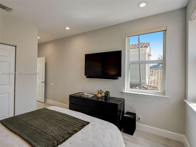 963 S Harbor View S, Hollywood, FL 33019