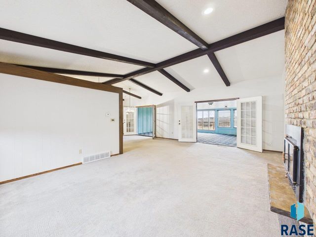 8701 E Maple St Street, Brandon, SD 57005