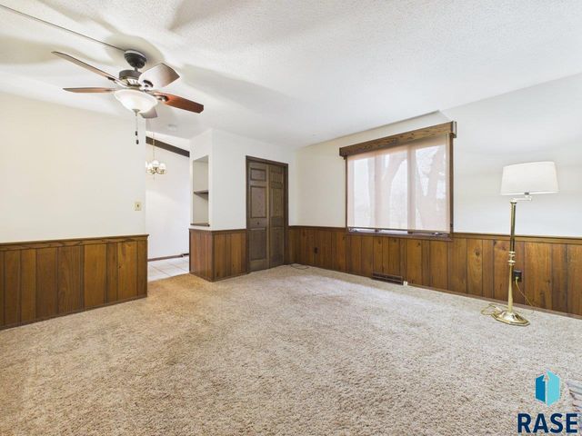 8701 E Maple St Street, Brandon, SD 57005