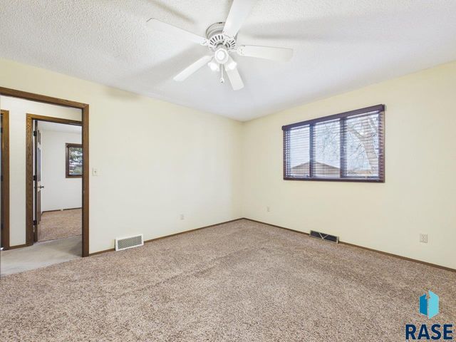 8701 E Maple St Street, Brandon, SD 57005