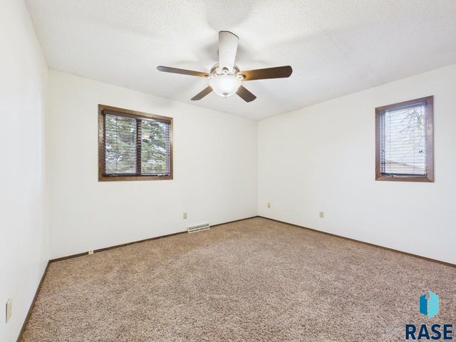 8701 E Maple St Street, Brandon, SD 57005