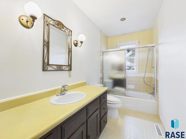 8701 E Maple St Street, Brandon, SD 57005