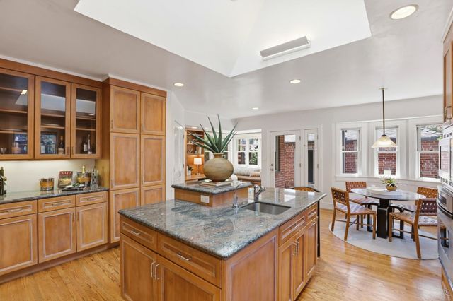 2700 Castro Way, Sacramento, CA 95818