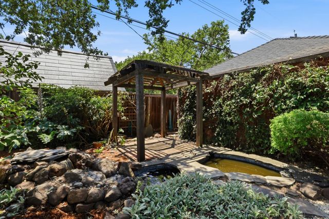 2700 Castro Way, Sacramento, CA 95818