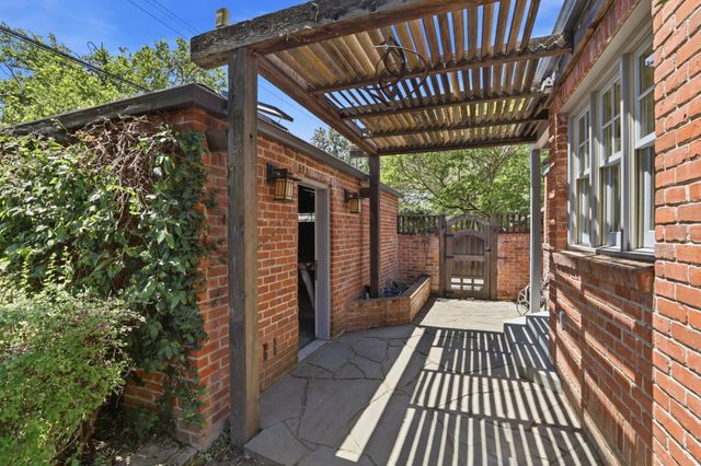 2700 Castro Way, Sacramento, CA 95818