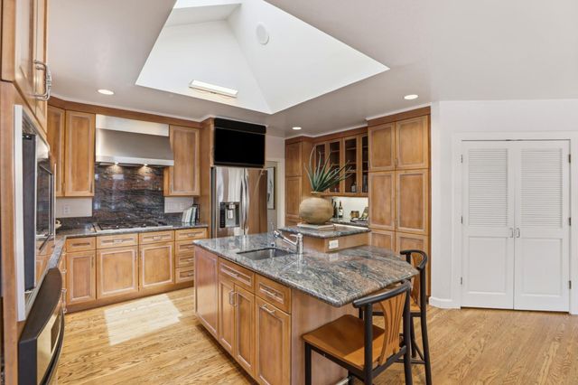 2700 Castro Way, Sacramento, CA 95818