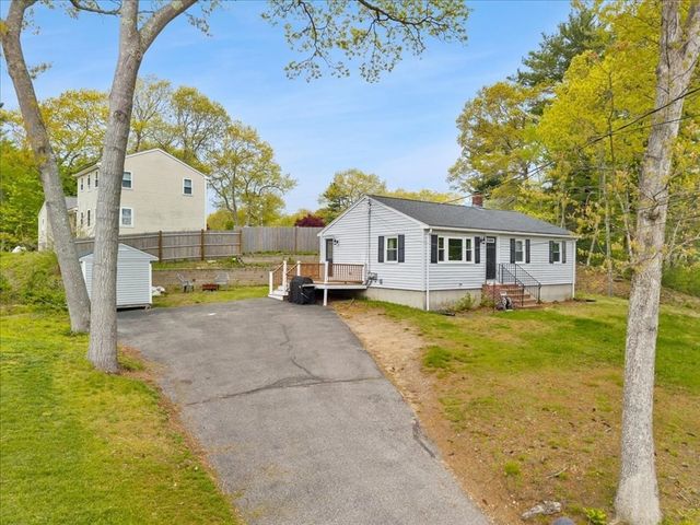 17 E Boundary Rd, Pembroke, MA 02359