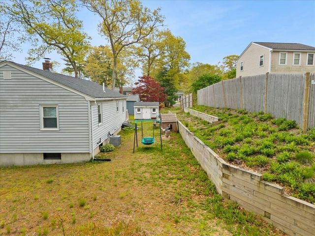 17 E Boundary Rd, Pembroke, MA 02359