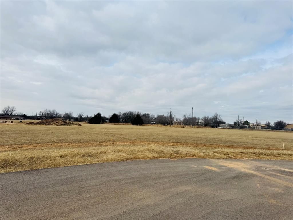 Image 4 of property listing at 2434 Christian Circle, Chickasha, OK 73018