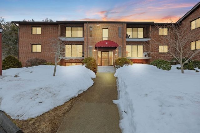 221 Oak St 4-15, Brockton, MA 02301