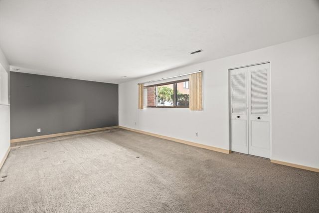 221 Oak St 4-15, Brockton, MA 02301