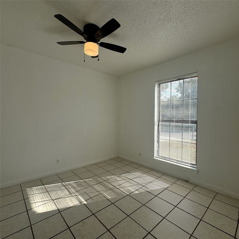 1320 S Rockwall Avenue, Terrell, TX 75160