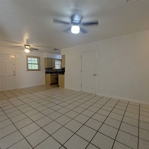 1320 S Rockwall Avenue, Terrell, TX 75160