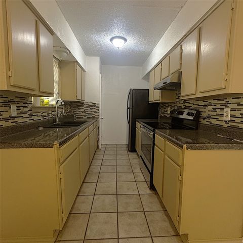 1320 S Rockwall Avenue, Terrell, TX 75160