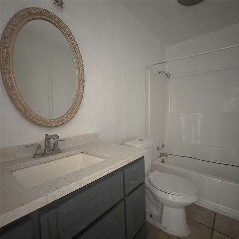1320 S Rockwall Avenue, Terrell, TX 75160