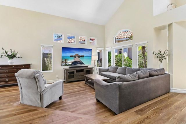 1789 Pinnacle Ct, Vista, CA 92081