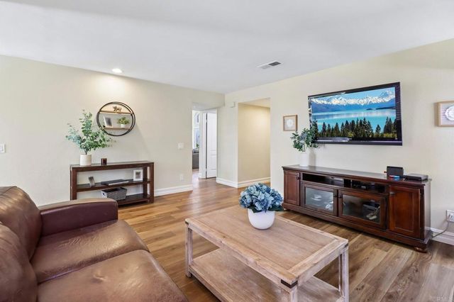 1789 Pinnacle Ct, Vista, CA 92081