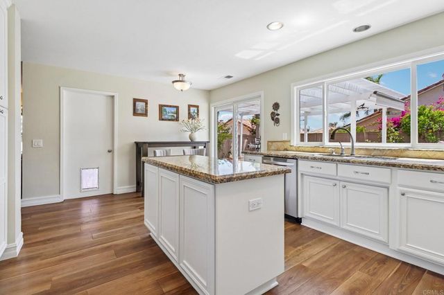 1789 Pinnacle Ct, Vista, CA 92081
