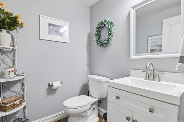 1789 Pinnacle Ct, Vista, CA 92081