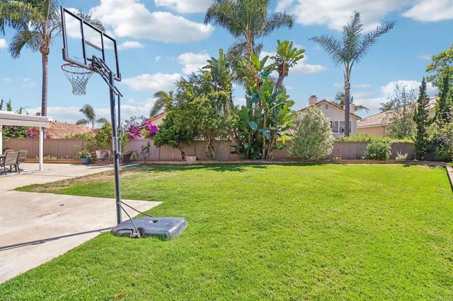 1789 Pinnacle Ct, Vista, CA 92081