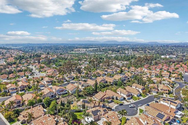 1789 Pinnacle Ct, Vista, CA 92081