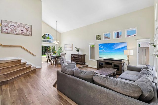 1789 Pinnacle Ct, Vista, CA 92081