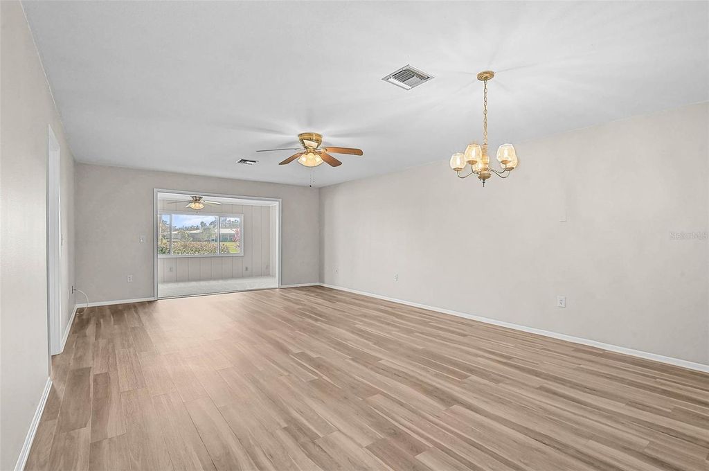 Image 13 of property listing at 1009 75TH STREET PARKWAY W, Bradenton, FL 34209