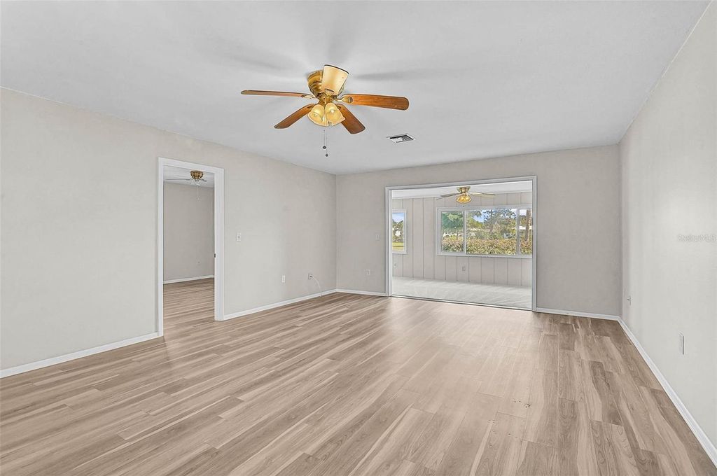 Image 14 of property listing at 1009 75TH STREET PARKWAY W, Bradenton, FL 34209