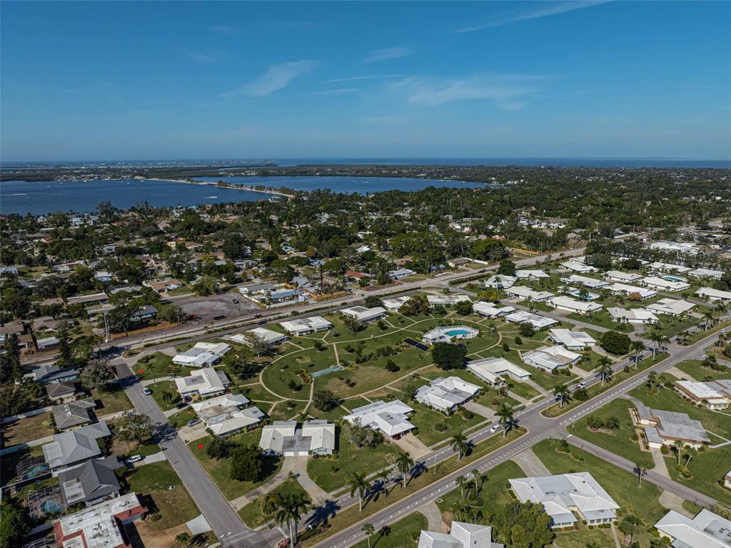 Image 44 of property listing at 1009 75TH STREET PARKWAY W, Bradenton, FL 34209