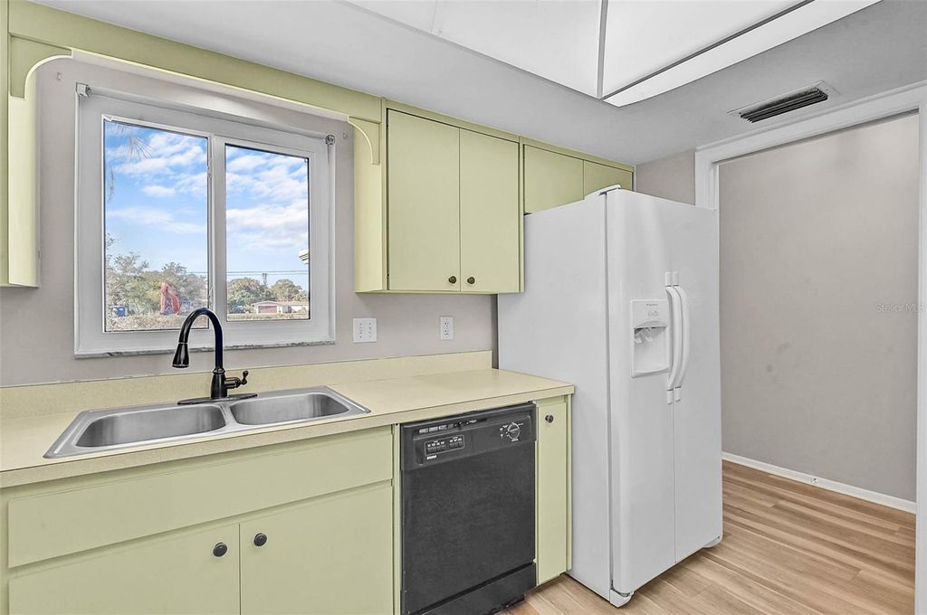 Image 8 of property listing at 1009 75TH STREET PARKWAY W, Bradenton, FL 34209