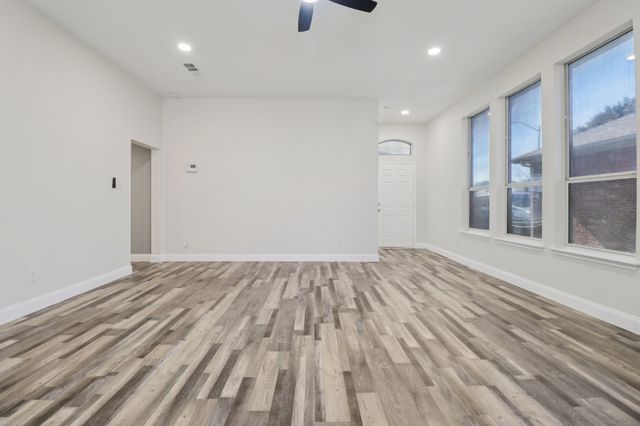 1004 Caliente Drive, Grand Prairie, TX 75051