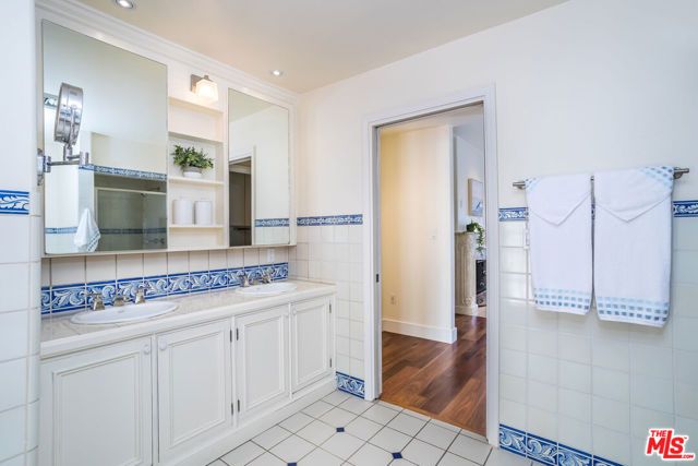 941 N Norman Place, Los Angeles, CA 90049