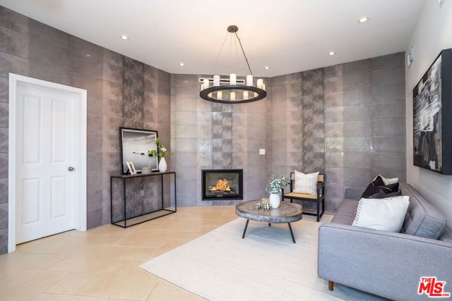 941 N Norman Place, Los Angeles, CA 90049