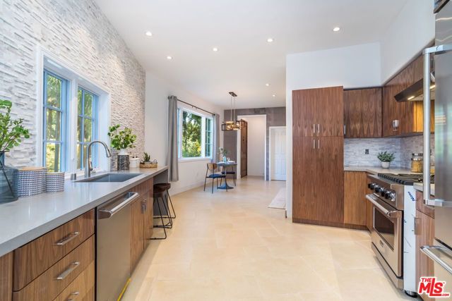 941 N Norman Place, Los Angeles, CA 90049