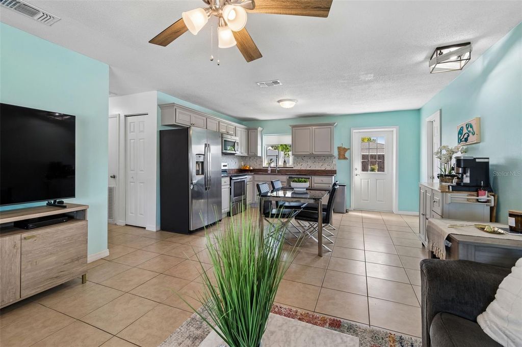 Image 6 of property listing at 6882 62ND AVENUE N, Pinellas Park, FL 33781