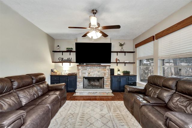 1809 Oak Wood Drive E, Pearland, TX 77581