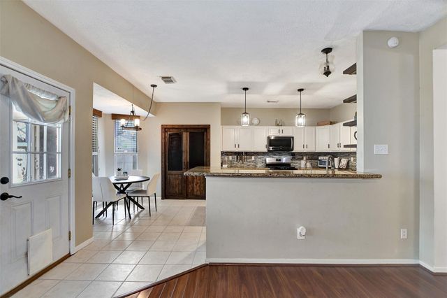 1809 Oak Wood Drive E, Pearland, TX 77581