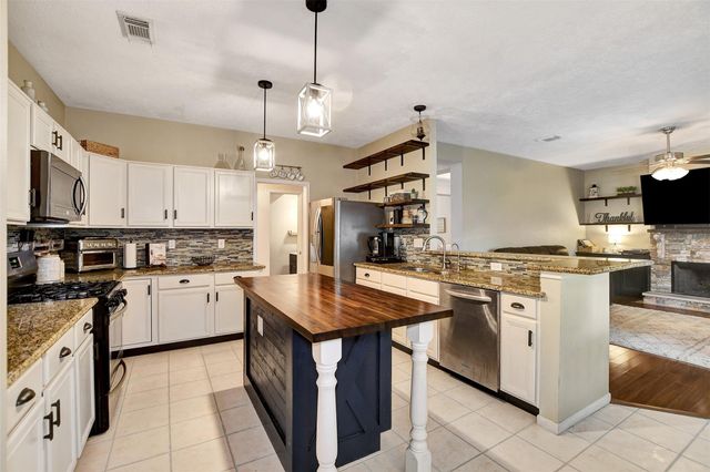 1809 Oak Wood Drive E, Pearland, TX 77581