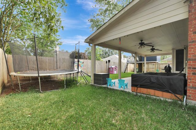 1809 Oak Wood Drive E, Pearland, TX 77581