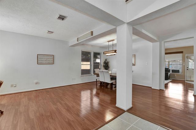 1809 Oak Wood Drive E, Pearland, TX 77581