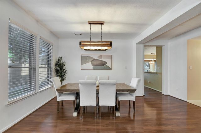 1809 Oak Wood Drive E, Pearland, TX 77581