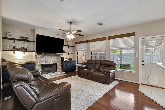 1809 Oak Wood Drive E, Pearland, TX 77581